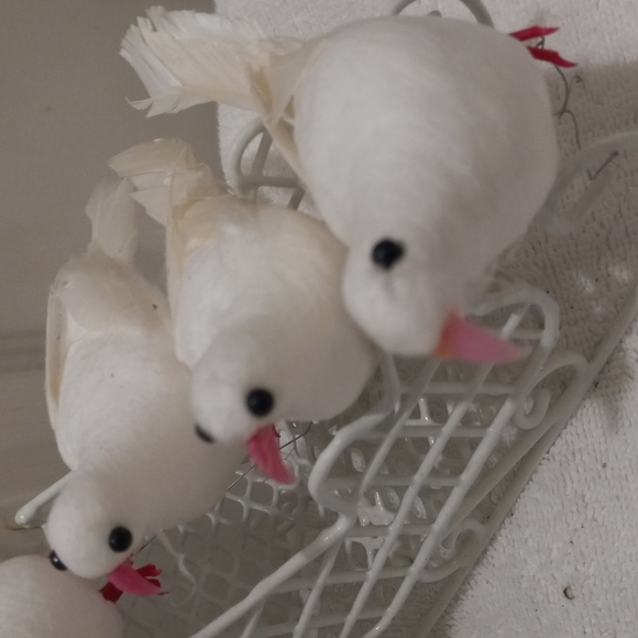 8 Decorator Birds, 2 white sleighs,mesh garland - Picture 2 of 8
